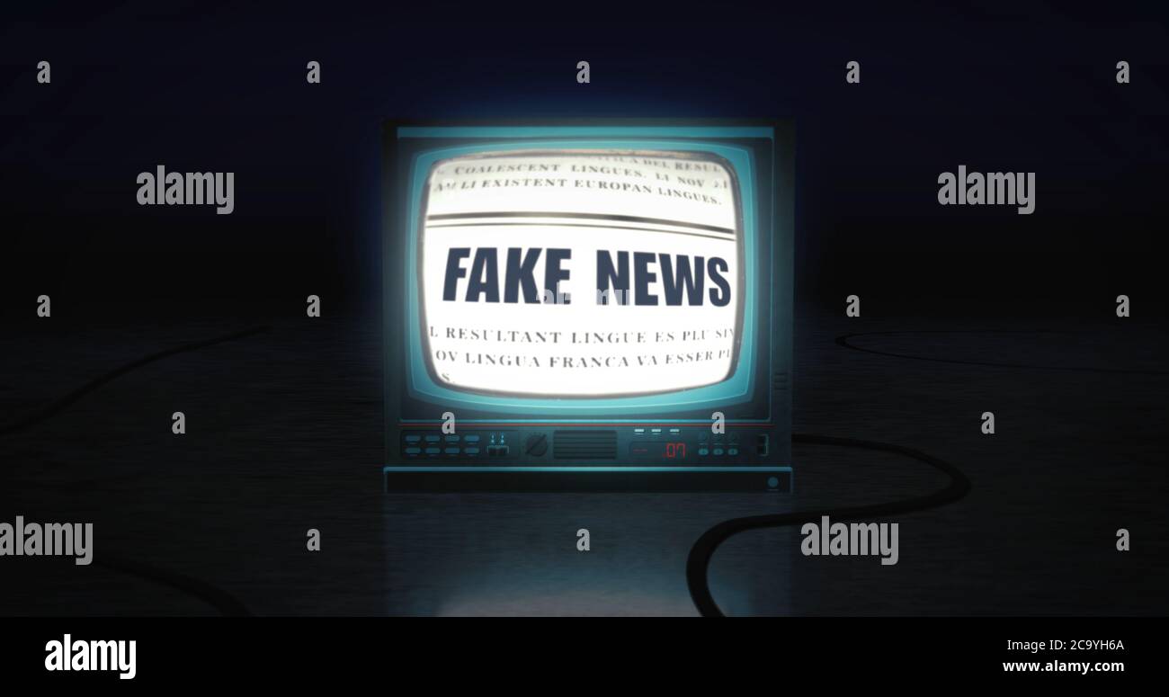 Isolierte einzelne vintage Retro-tv zeigt gefälschte Nachrichten Schlagzeilen auf Flackernde Leinwand in einem dunklen Raum Stockfoto