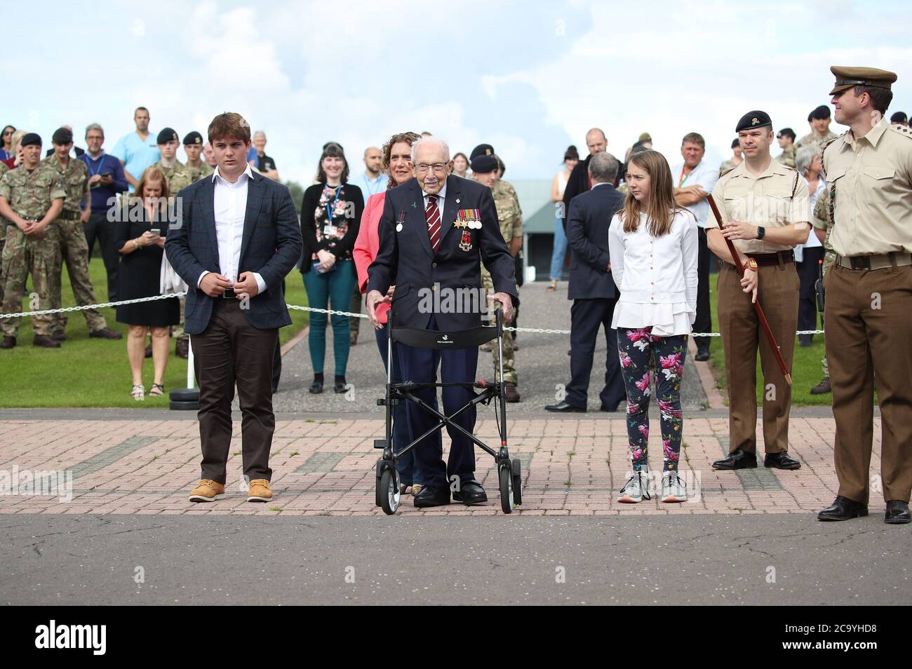 Kapitän Sir Tom Moore bei einem Besuch des Army Foundation College in Harrogate, North Yorkshire als Teil seiner neuen Rolle als Ehrenoberst des nördlichen militärischen Ausbildungsbetriebs. Stockfoto