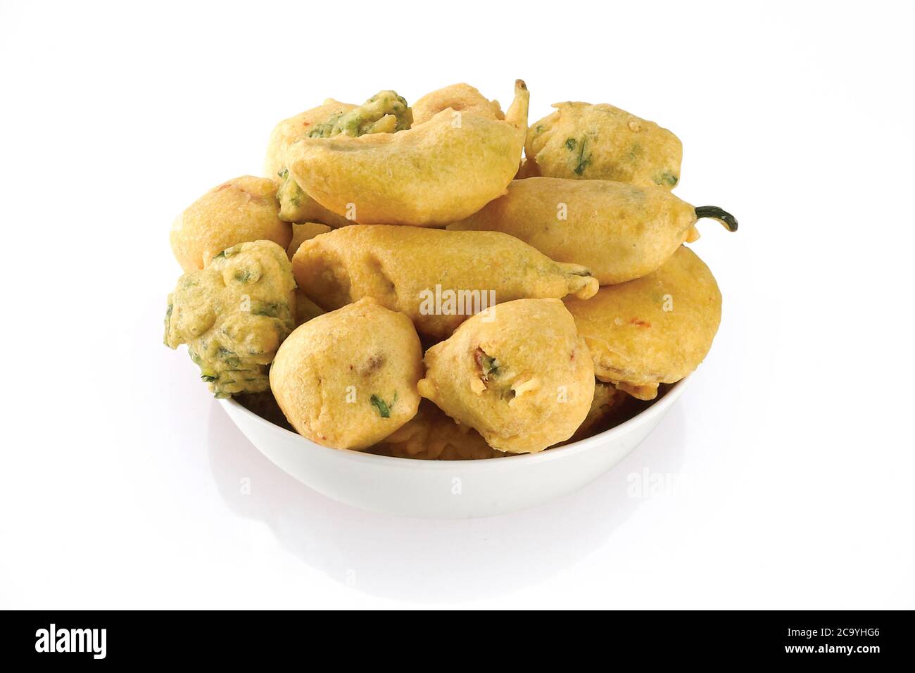 Methi Gota (bockshornklee) Pakoda, Chili pakoda, Kartoffel pakoda (VADA) oder Krapfen indisches Essen Snack, bhajiya, weißer Hintergrund, Photographi - Bild Stockfoto