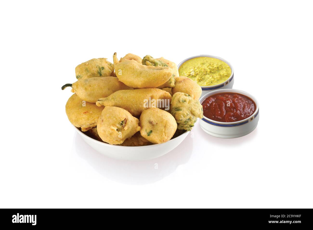 Methi Gota (bockshornklee) Pakoda, Chili pakoda, Kartoffel pakoda (VADA) oder Krapfen indisches Essen Snack, bhajiya, weißer Hintergrund, Photographi - Bild Stockfoto