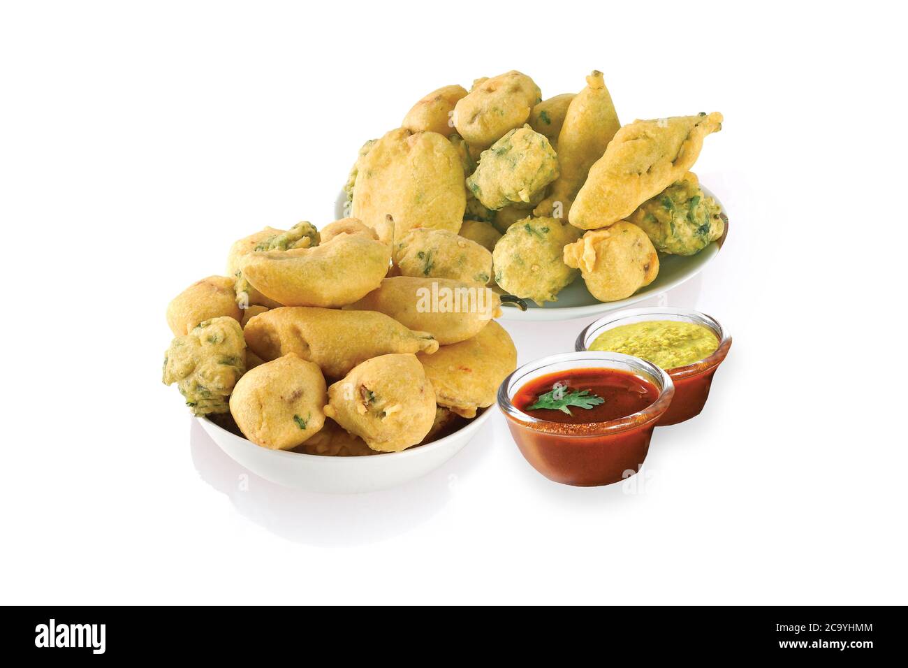 Methi Gota (bockshornklee) Pakoda, Chili pakoda, Kartoffel pakoda (VADA) oder Krapfen indisches Essen Snack, bhajiya, weißer Hintergrund, Photographi - Bild Stockfoto