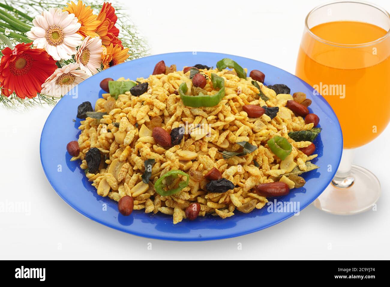 Jada Poha Namkeen Chivda / Thick Pohe Chiwda ist ein Glas Snack mit einer Mischung aus süßen, salzigen und Nüssen Aromen, serviert mit kalten Getränken. Selektive Fokus - i Stockfoto