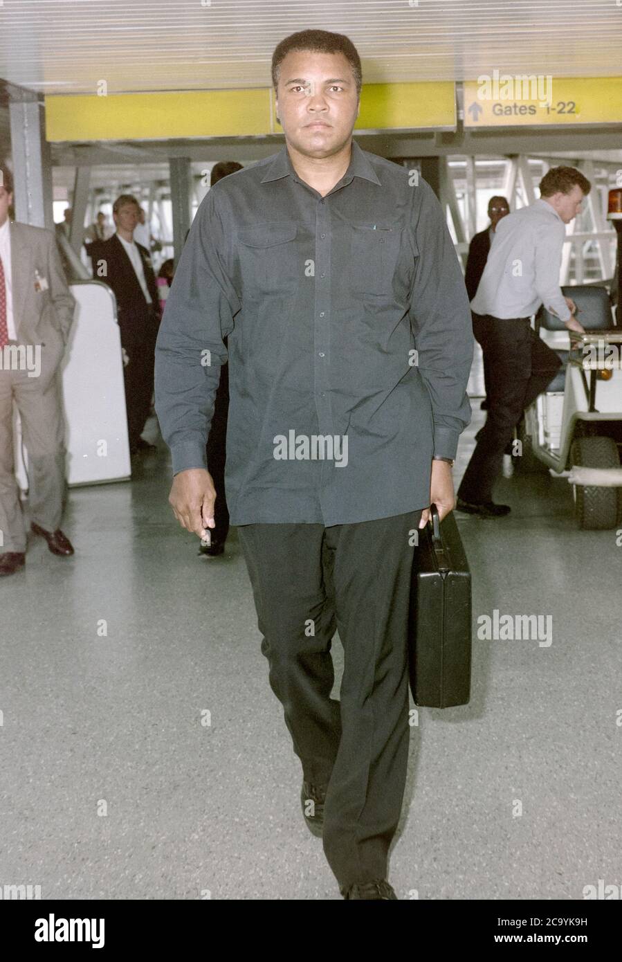 Muhammad Ali bei Ankunft am Flughafen London Heathrow 1989 Stockfoto