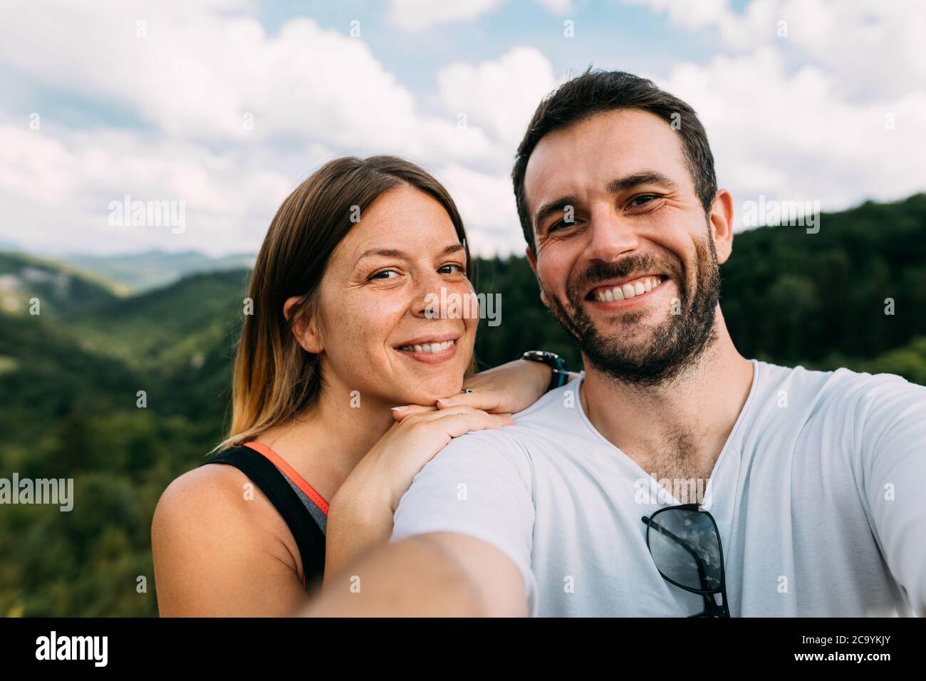 Junges Paar, das ein Selfie in den Bergen nimmt Stockfoto