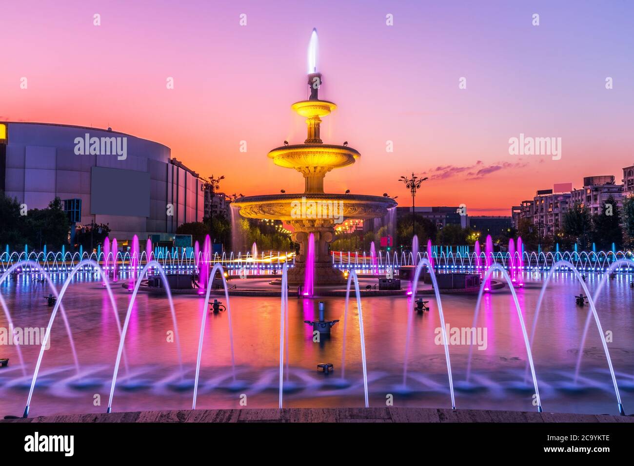Bukarest, Rumänien. Der Unirii-Brunnen bei Sonnenaufgang. Stockfoto