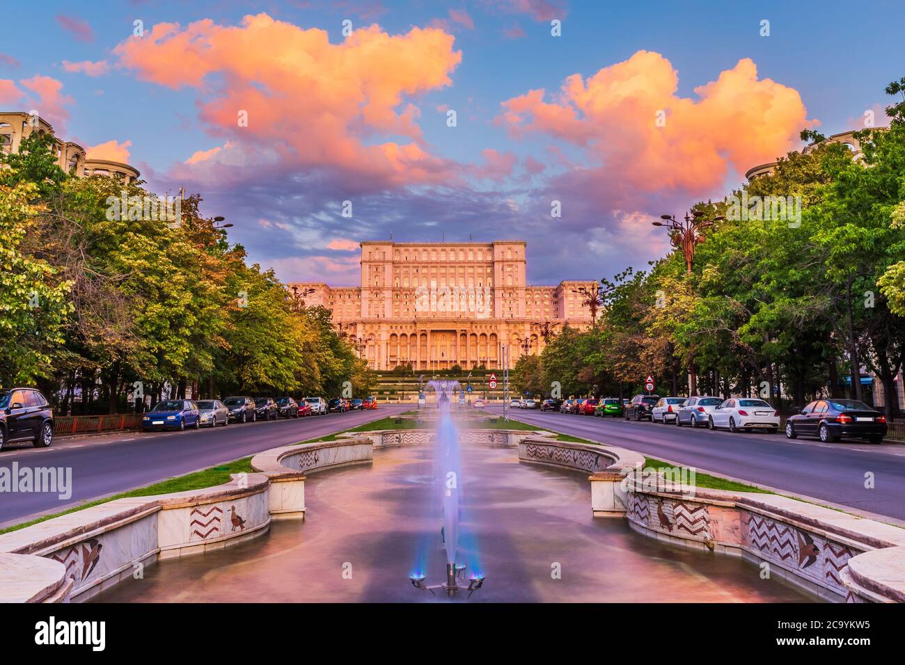 Bukarest, Rumänien. Der Palast des Parlaments bei Sonnenaufgang. Stockfoto