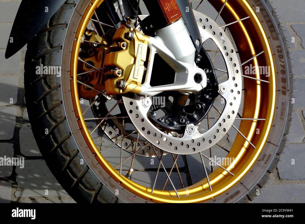 Glänzende Stahlbremse Doppelscheiben auf modernen großen Motorrad. Mechanisches Teil. Rad, Speichen und Kabelbruch. Schwarzer Gummireifen. Transportsicherheit Stockfoto