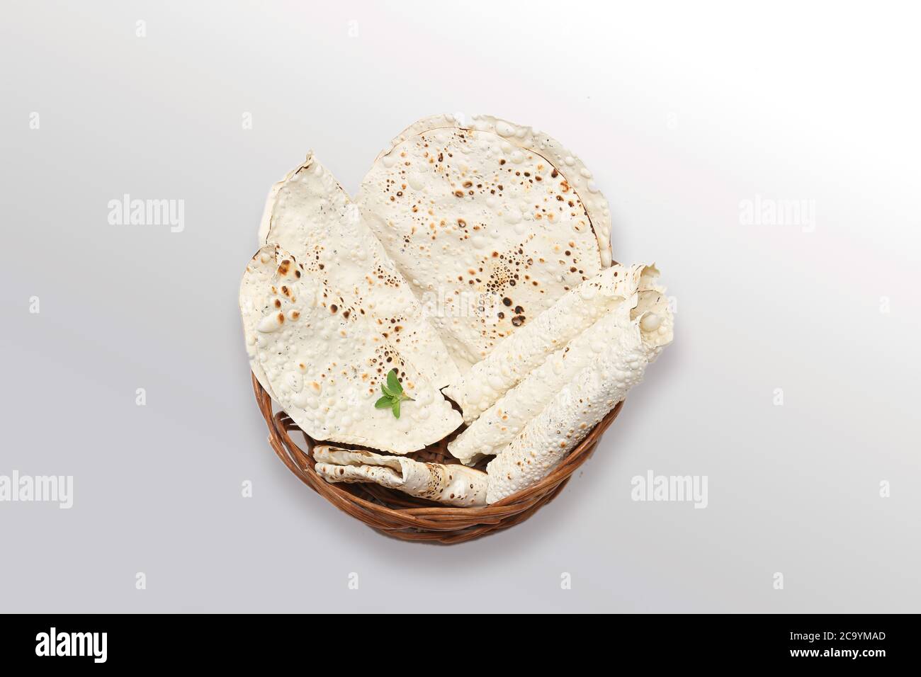 Indische Snacks, frittierte oder geröstete Mung/Urad dal Cracker oder Papad, die eine Beilage zum Mittag- und Abendessen ist. Serviert in einem Rohrkorb / Teller Stockfoto