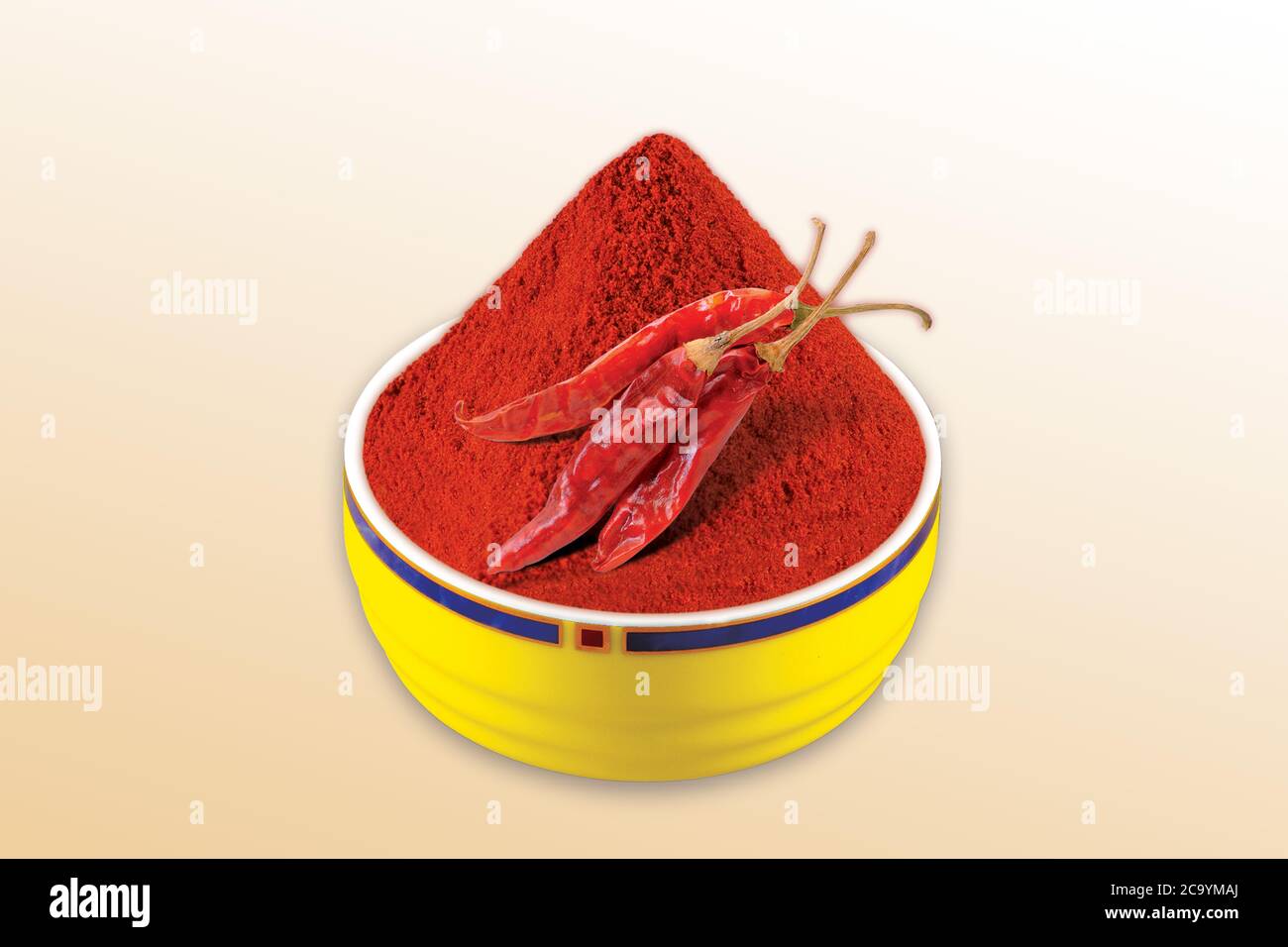 Kurkuma, Chilly, Koriander, Puder Haldi, Marcha, Dhana, Koriandersamen, Dry Chilly, Kurkuma Wurzel, Masala in Schale, Holz & Weißer Hintergrund -Bild Stockfoto