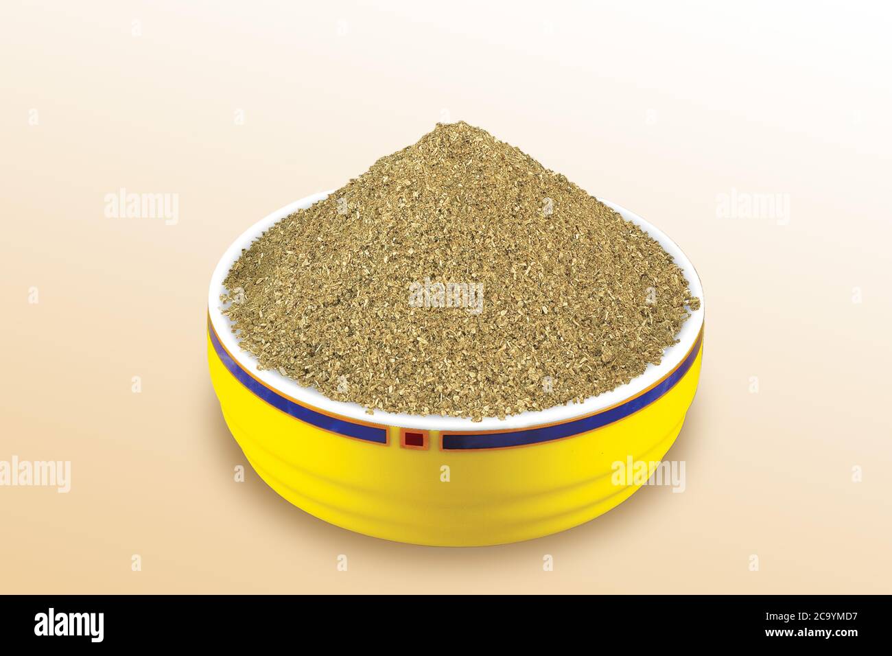 Kurkuma, Chilly, Koriander, Puder Haldi, Marcha, Dhana, Koriandersamen, Dry Chilly, Kurkuma Wurzel, Masala in Schale, Holz & Weißer Hintergrund -Bild Stockfoto