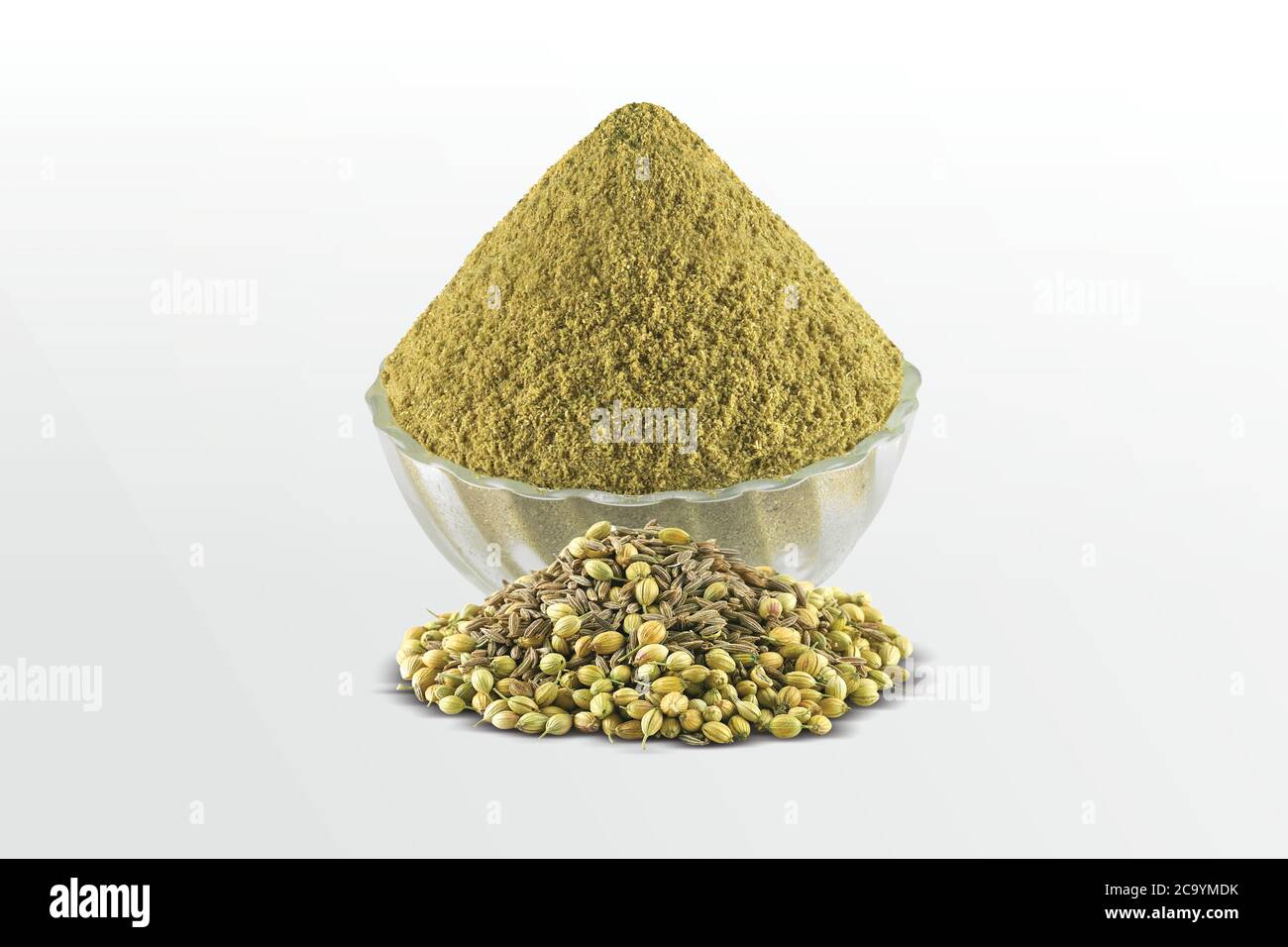 Kurkuma, Chilly, Koriander, Puder Haldi, Marcha, Dhana, Koriandersamen, Dry Chilly, Kurkuma Wurzel, Masala in Schale, Holz & Weißer Hintergrund -Bild Stockfoto