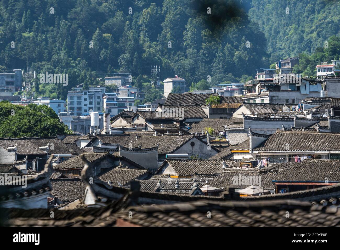 Feng Huang, China - August 2019 : Blick auf die Ziegeldächer historischer alter Gebäude in der Altstadt von Fenghuang, Provinz Hunan Stockfoto