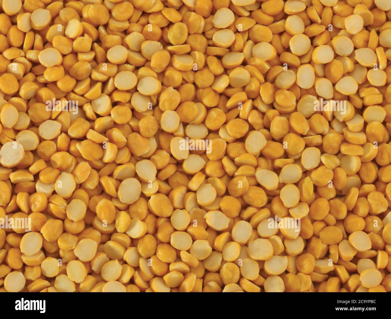 Gebraten und würzig Chana Dal ist ein sehr beliebter Gujarati Snack, weiße Schüssel auf weißem Hintergrund, Beutel Verpackung gemeinsame Straße Snack aus Indien, selektiv Stockfoto