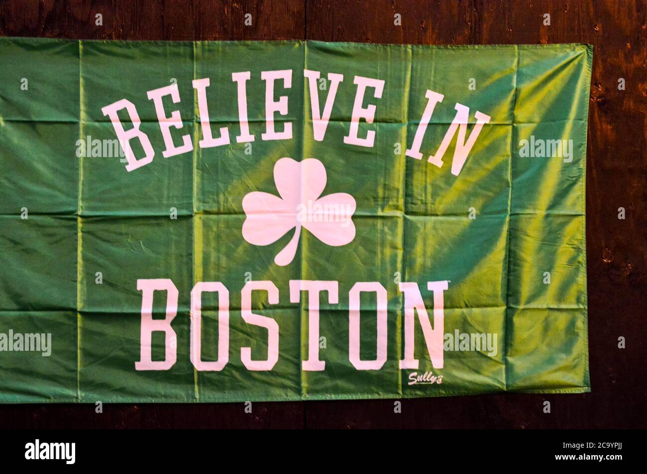 Sullys ikonische „Believe in Boston“-Flagge hing im Marathon Sports-Geschäft als Zeichen der Unterstützung nach den Bombenanschlägen des Boston-Marathons. Stockfoto