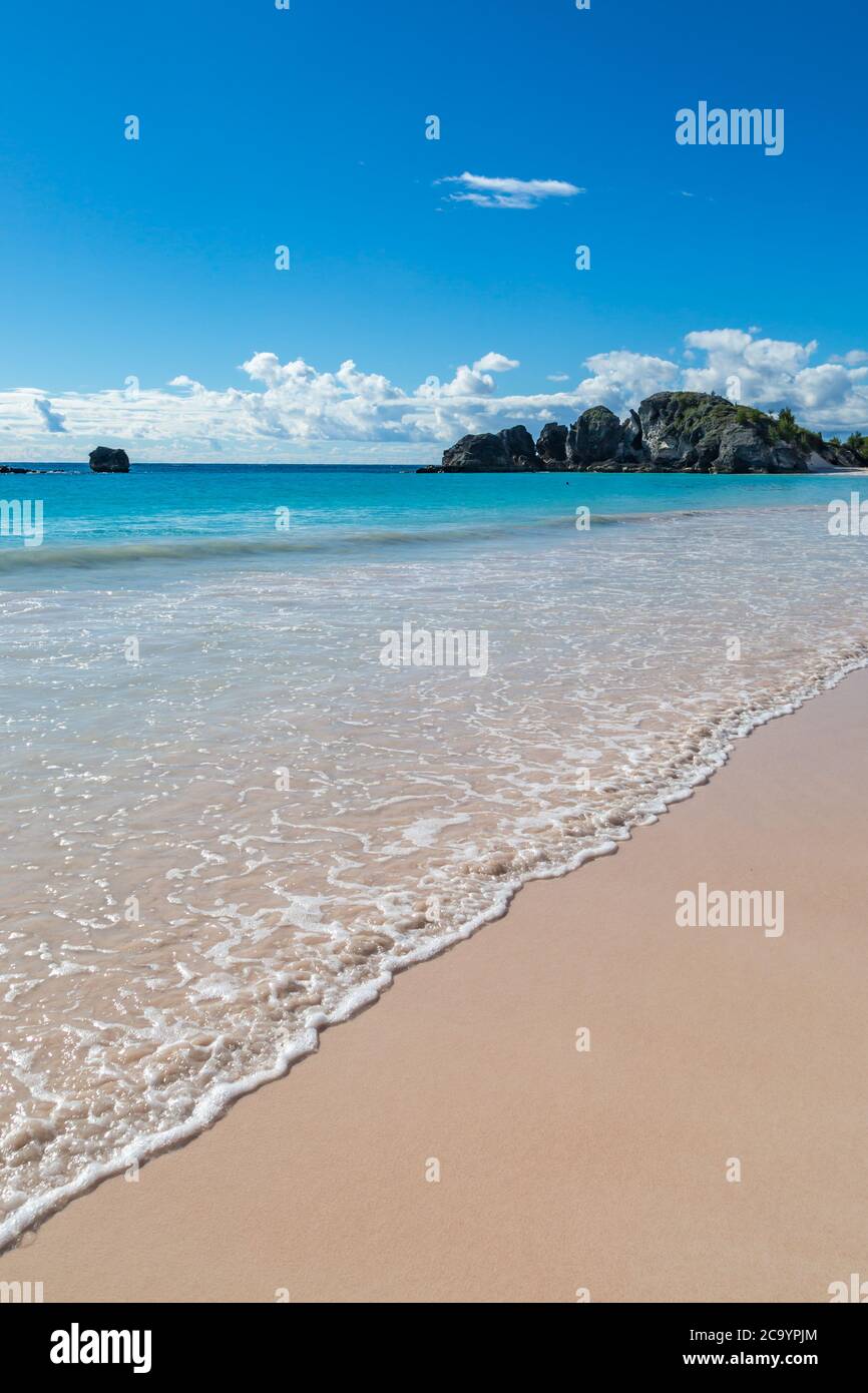 Ein idyllischer Sandstrand auf der Insel Bermuda Stockfoto