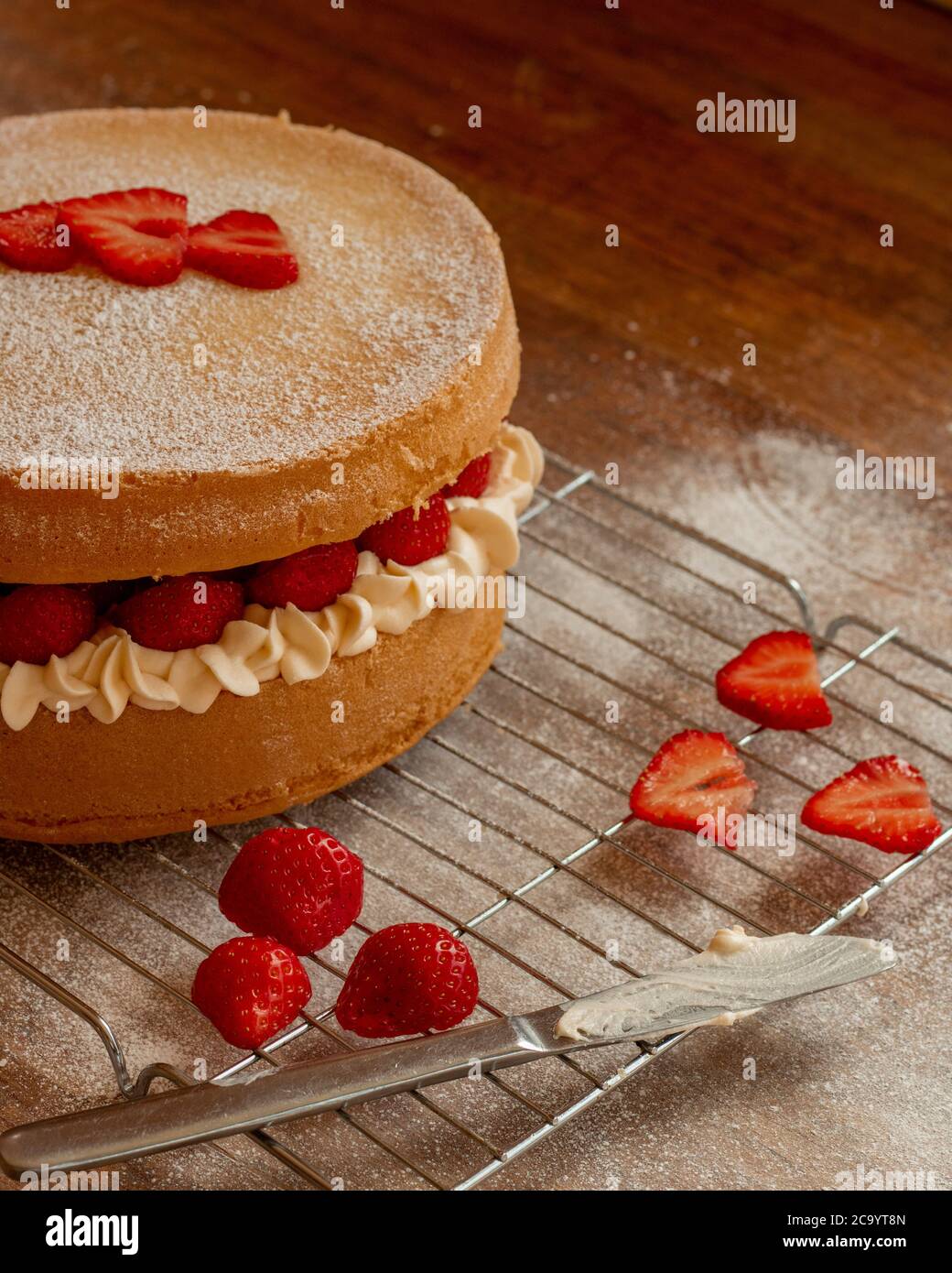 Vanilla und Strawberry Victoria Biskuitkuchen Stockfoto