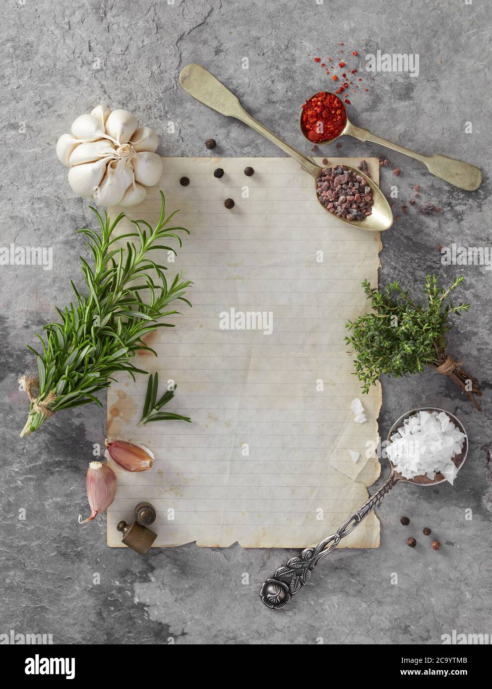 Leeres Papier, Kräuter und Gewürz auf Steingrund Stockfoto