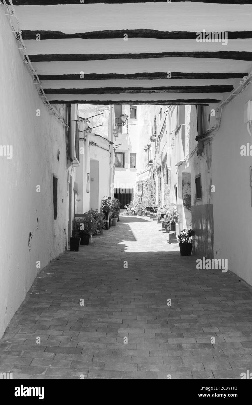 Chelva, Spanien - 29. Juni 2020: Blick von den leeren Straßen des Dorfes im Sommer nach covid-19 Sperre in Chelva, Valencia, Spanien am 29. Juni 2 Stockfoto