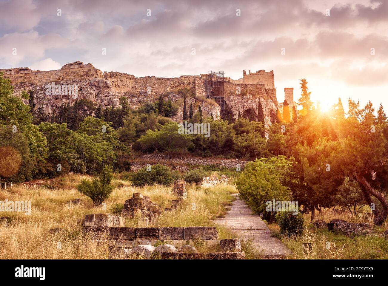Landschaft von Athen, Antike Agora mit Blick auf Akropolis Hügel bei Sonnenuntergang, Griechenland. Landschaftlich schöner sonniger Blick auf die klassischen griechischen Ruinen im Zentrum von Athen. Berühmt Stockfoto