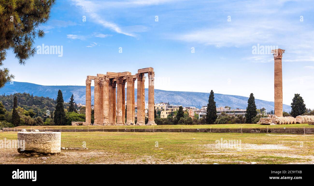 Landschaft von Athen mit Zeus-Tempel, Griechenland. Es ist eines der Top-Wahrzeichen von Athen. Panoramablick auf die berühmten alten Zeus Säulen, Monumente Stockfoto