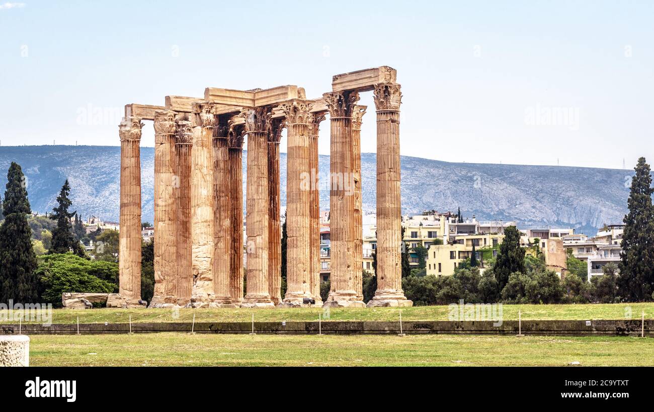 Landschaft von Athen mit Zeus-Tempel, Griechenland. Es ist eines der Top-Wahrzeichen von Athen. Panoramablick auf die berühmten Zeus Säulen, Kulturdenkmal Stockfoto