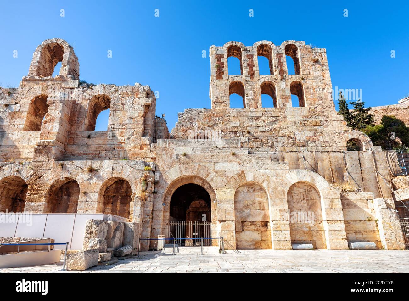 Odeon von Herodes Atticus an der Akropolis von Athen, Griechenland. Es ist eines der wichtigsten Wahrzeichen von Athen. Denkmal der klassischen griechischen Kultur, altes Theater i Stockfoto