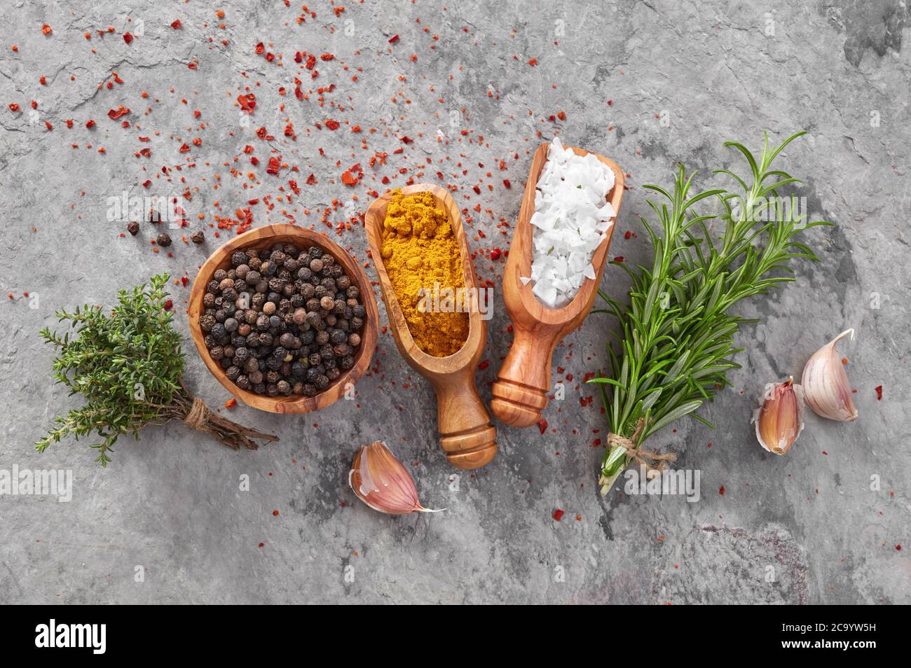 Gewürze und Kräuter auf Stein Hintergrund Stockfoto