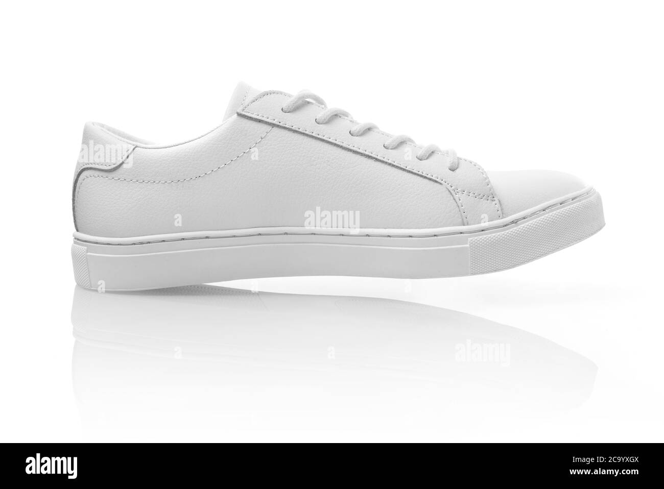 Walking Sneaker isoliert auf weiß Stockfoto