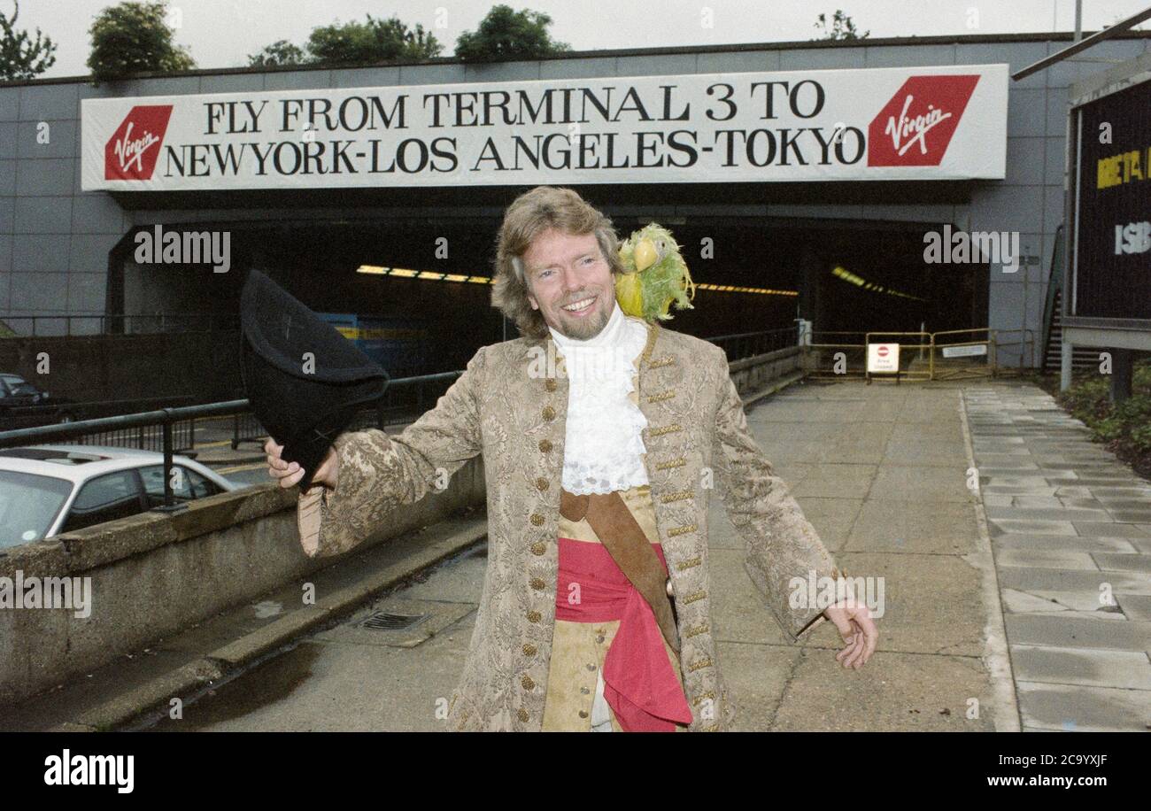 Virgin Atlantic Boss Sir Richard Branson am Eingangstunnel zum Flughafen London Heathrow 1991 als der erste Virgin Flug in Heathrow ankam. Stockfoto