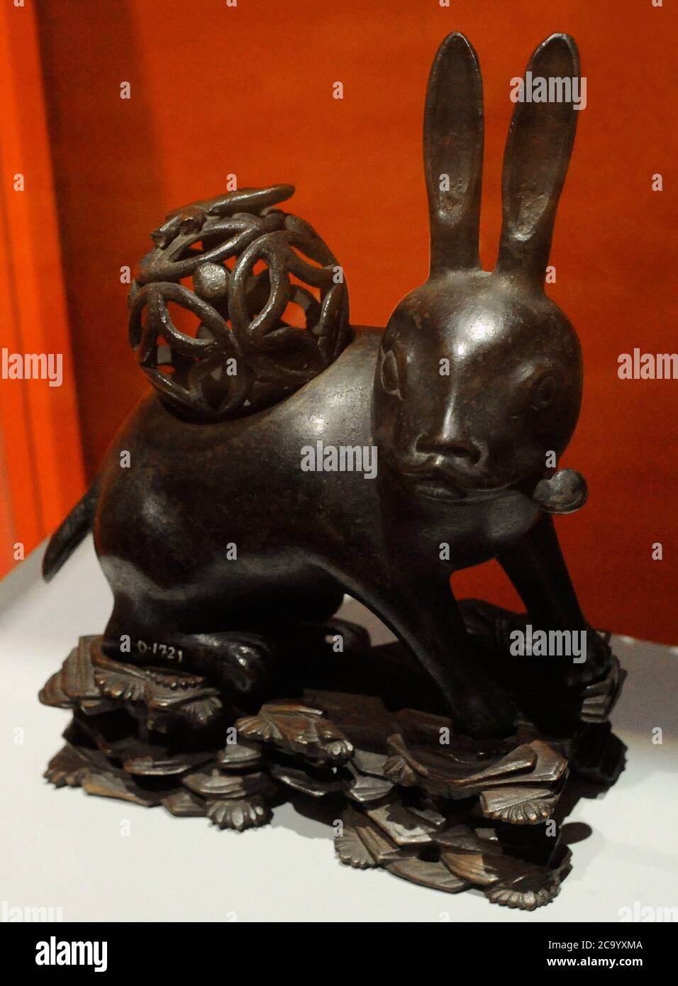 Hase-Zensur, ca. 1830. Bronzefigur. Ein kleiner Schlüssel im Mund entließ Rauch und Weihrauch durch die Ohren. Aus China. Marinemuseum. Madrid. Spanien. Stockfoto