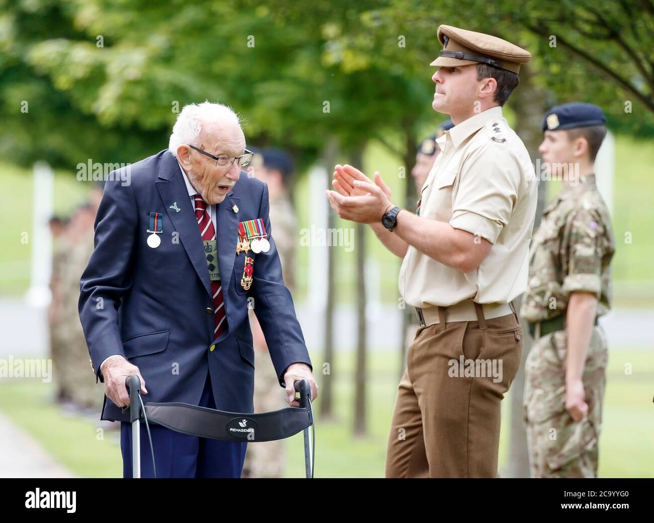 Kapitän Sir Tom Moore tritt eine Ehrenwache bei einem Besuch des Army Foundation College in Harrogate, North Yorkshire, als Teil seiner neuen Rolle als Ehrenoberst des nördlichen militärischen Ausbildungsbetriebs. Stockfoto
