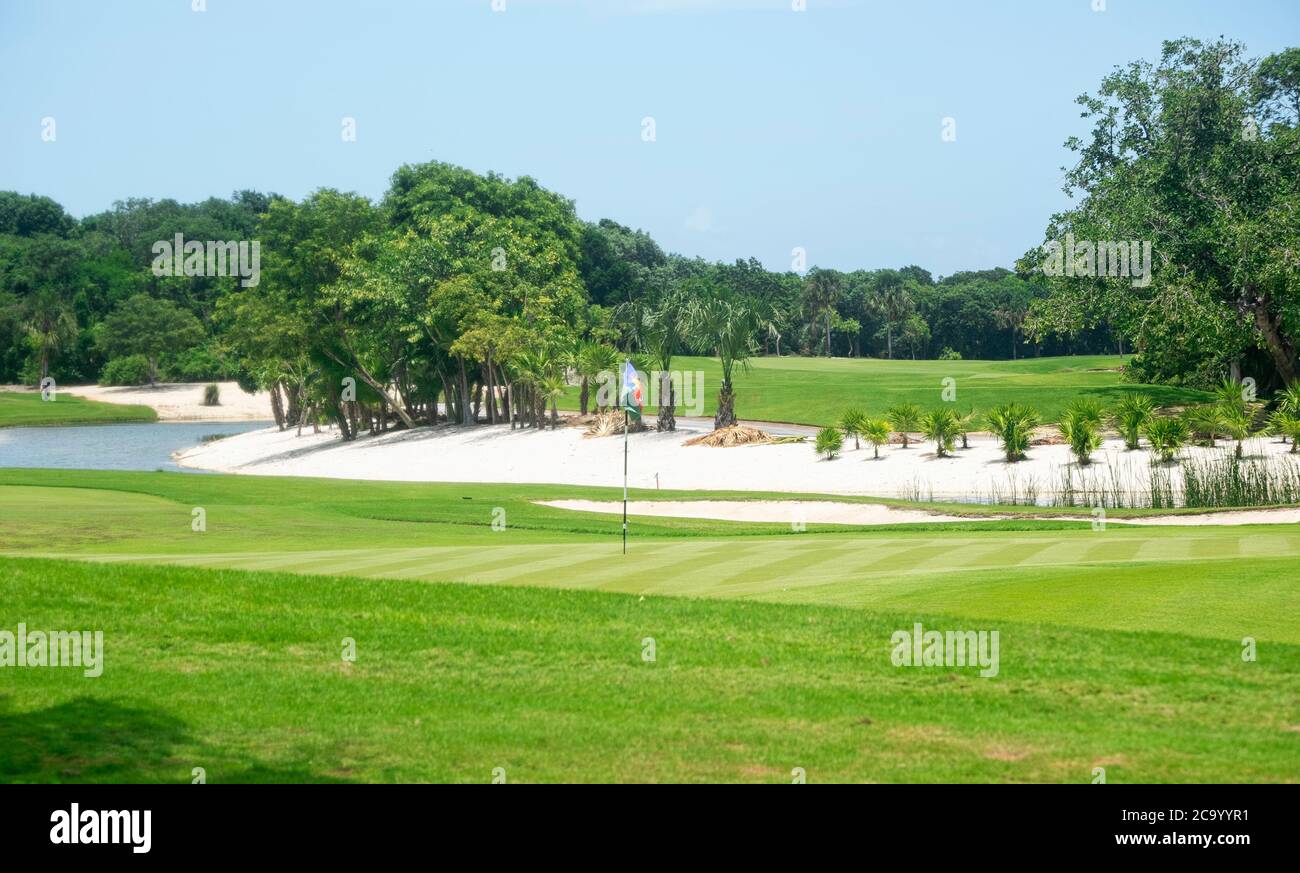 Panorama-Foto-Golfplatz in Playa del Carmen, Mexiko - ideales Bild für Hintergrund von verschiedenen Anwendungen, horizontale Bildschirmausrichtung Stockfoto