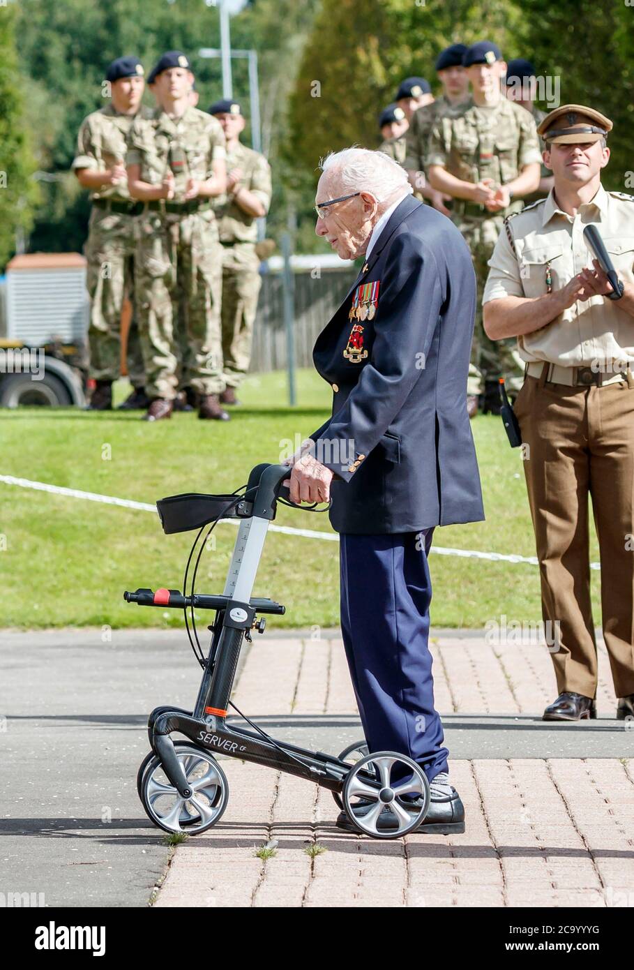 Kapitän Sir Tom Moore bei einem Besuch des Army Foundation College in Harrogate, North Yorkshire als Teil seiner neuen Rolle als Ehrenoberst des nördlichen militärischen Ausbildungsbetriebs. Stockfoto