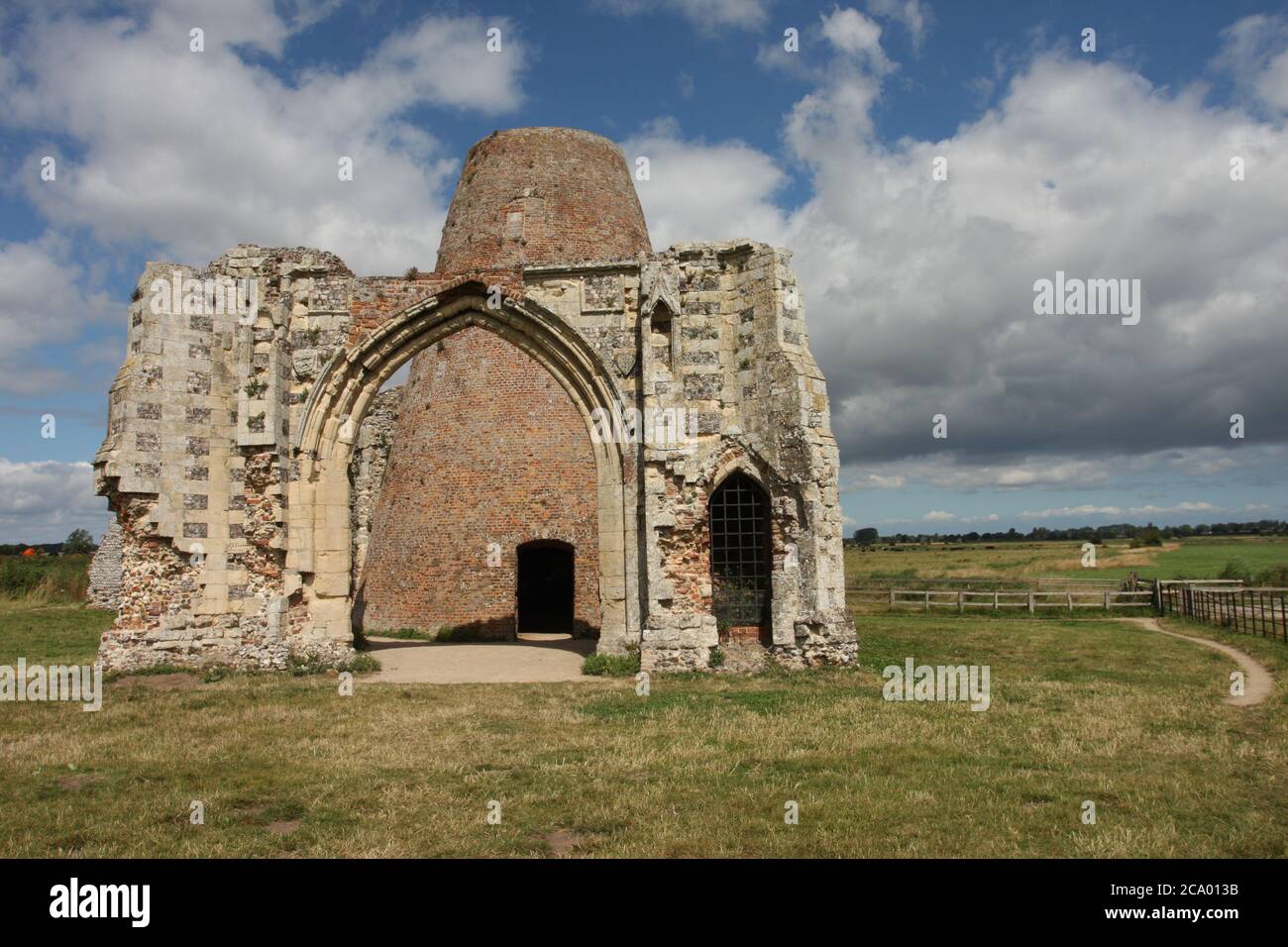 Altes Torhaus und später alte Windmühle, St. Benedict's Abbey, Norfolk Stockfoto