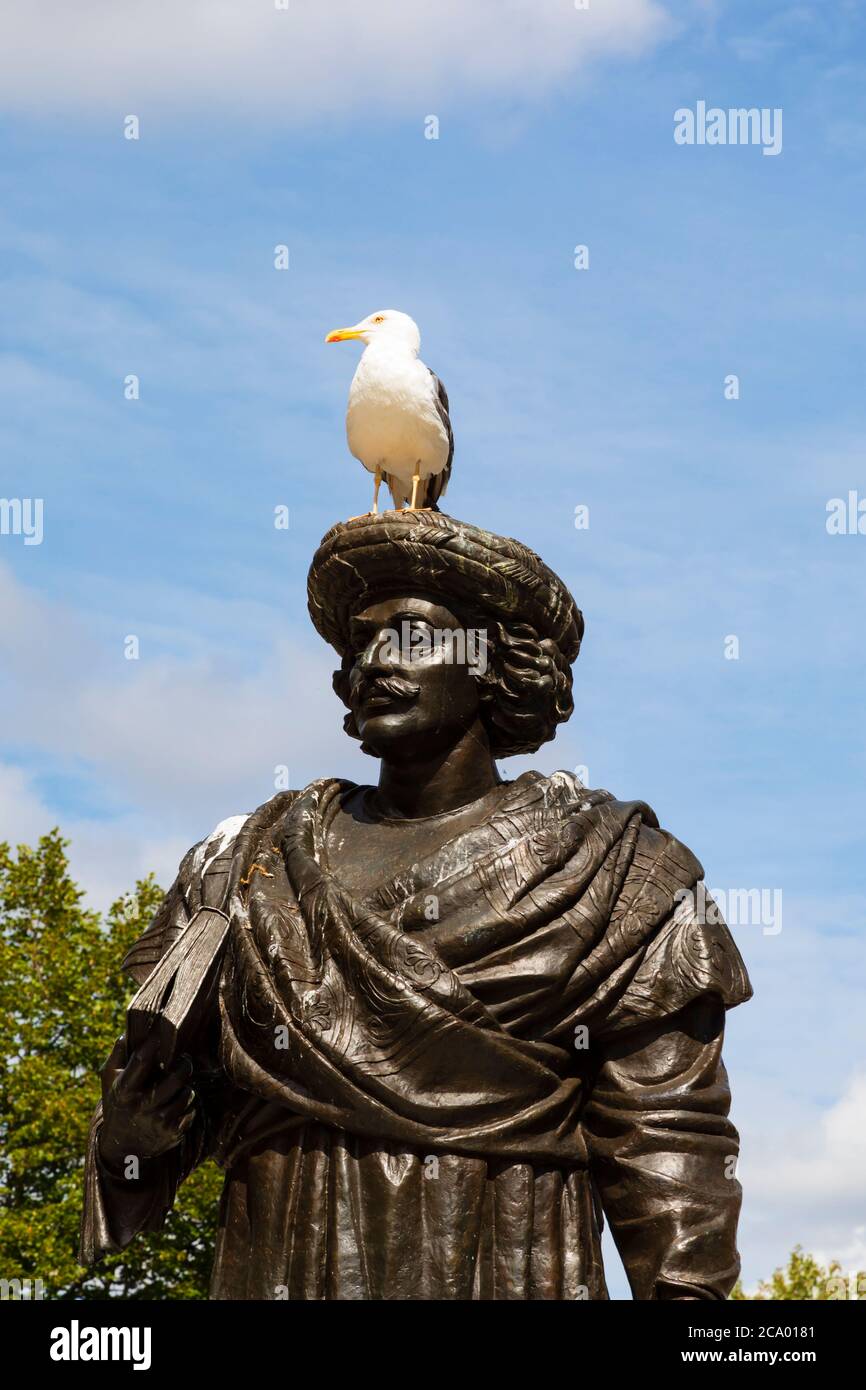 Möwe sitzt auf dem Kopf der Statue von Rajah Rammohun Roy, College Green Bristol, England. Juli 2020 Stockfoto