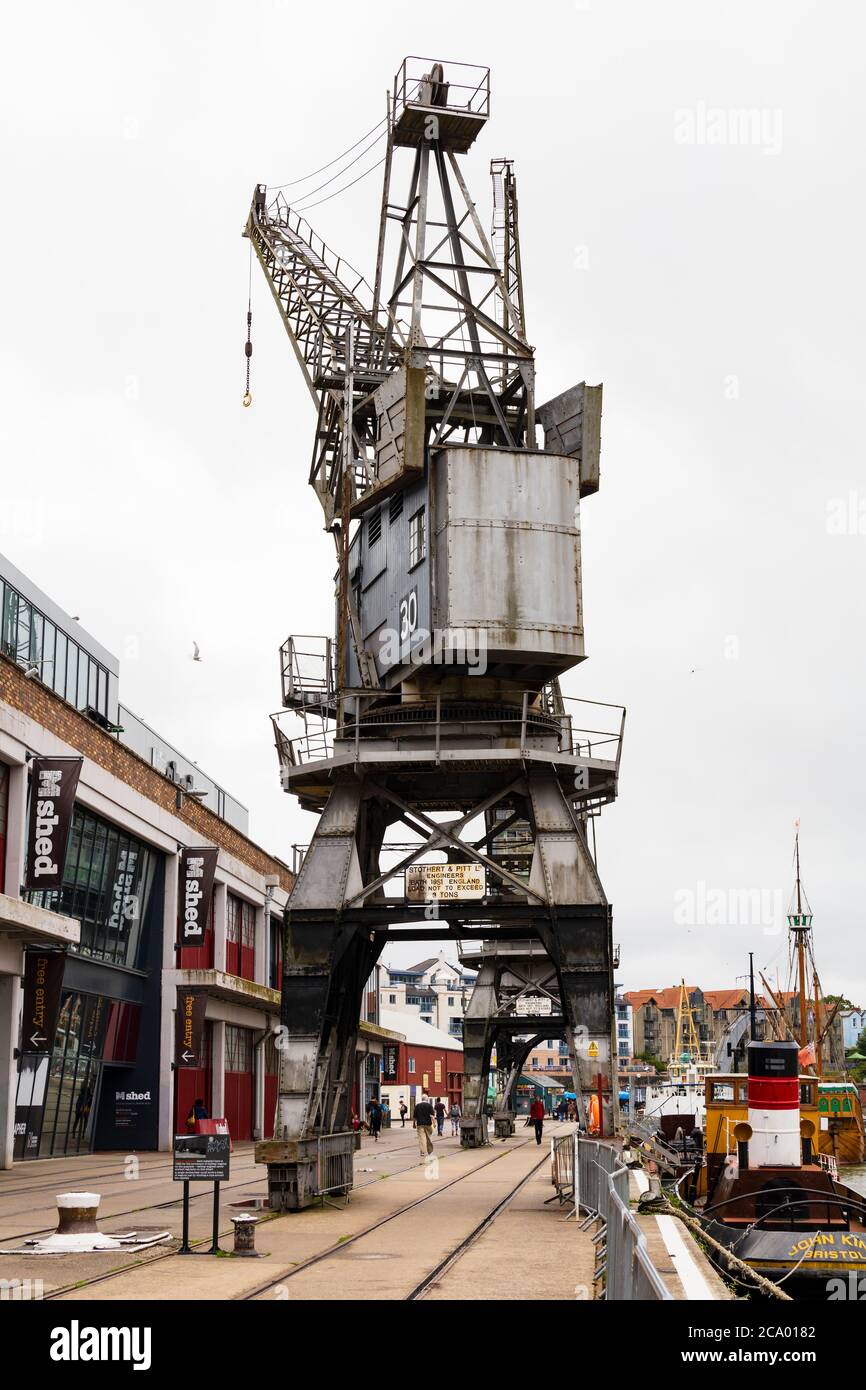 Alter Elektrokran Nr. 30 auf Princes Wharf Bristol Docks, mit Schlepper „John King“, Bristol, England. Stockfoto