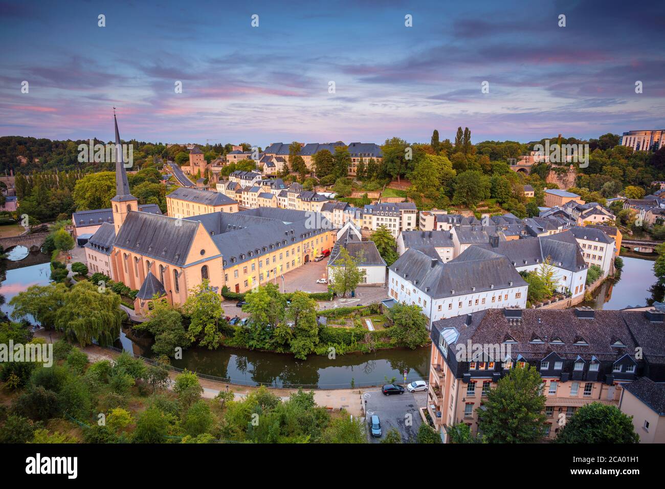 Luxemburg-Stadt. Luftbild Stadtbild der Altstadt von Luxemburg während des schönen Sommeruntergangs. Stockfoto