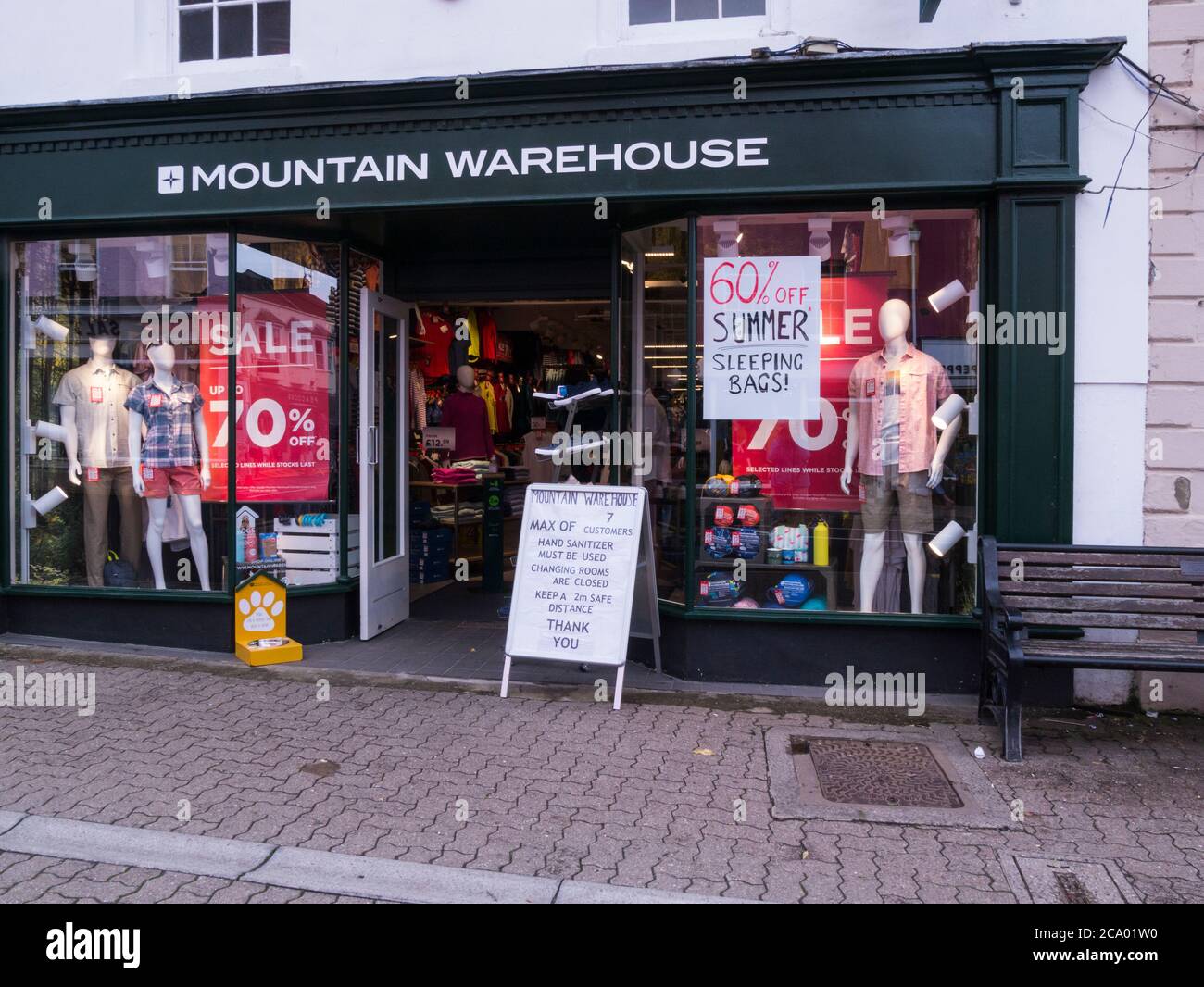 Mountain Warehouse Shop britischer Outdoor-Bekleidungs- und Ausrüstungshändler mit Kunden-Coronavirus-Einschränkungen UK Stockfoto