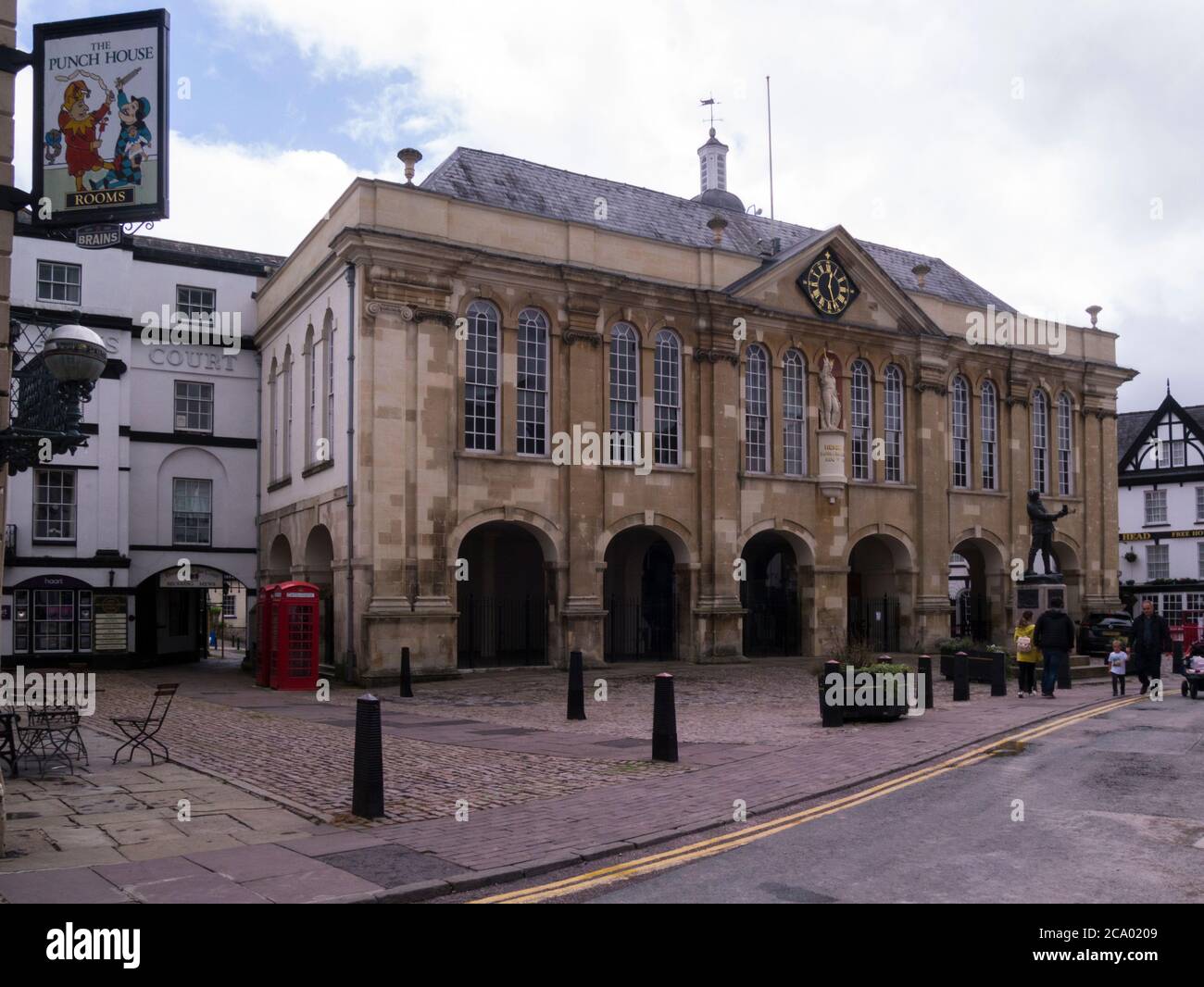 The Shire Hall in Agincourt Square Monmouth South Wales ein prominentes denkmalgeschütztes Gebäude aus dem Jahr 1724 in Monmouthshire Stockfoto