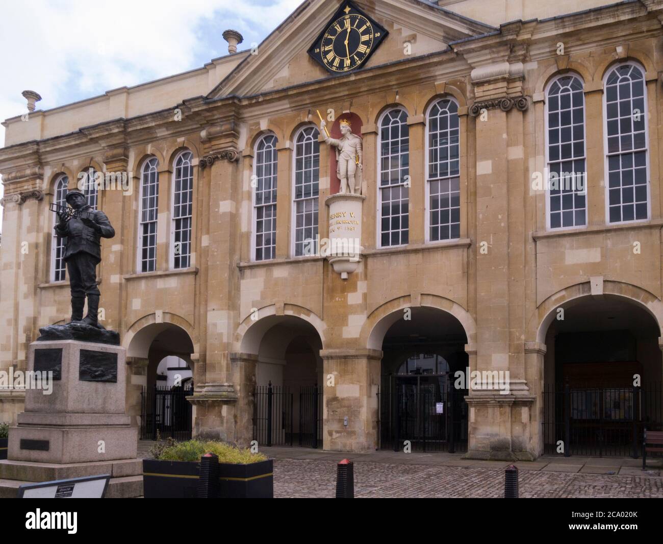 The Shire Hall in Agincourt Square Monmouth South Wales ein prominentes denkmalgeschütztes Gebäude aus dem Jahr 1724 Monmouthshire Skulptur von Charles Rolls Out Stockfoto