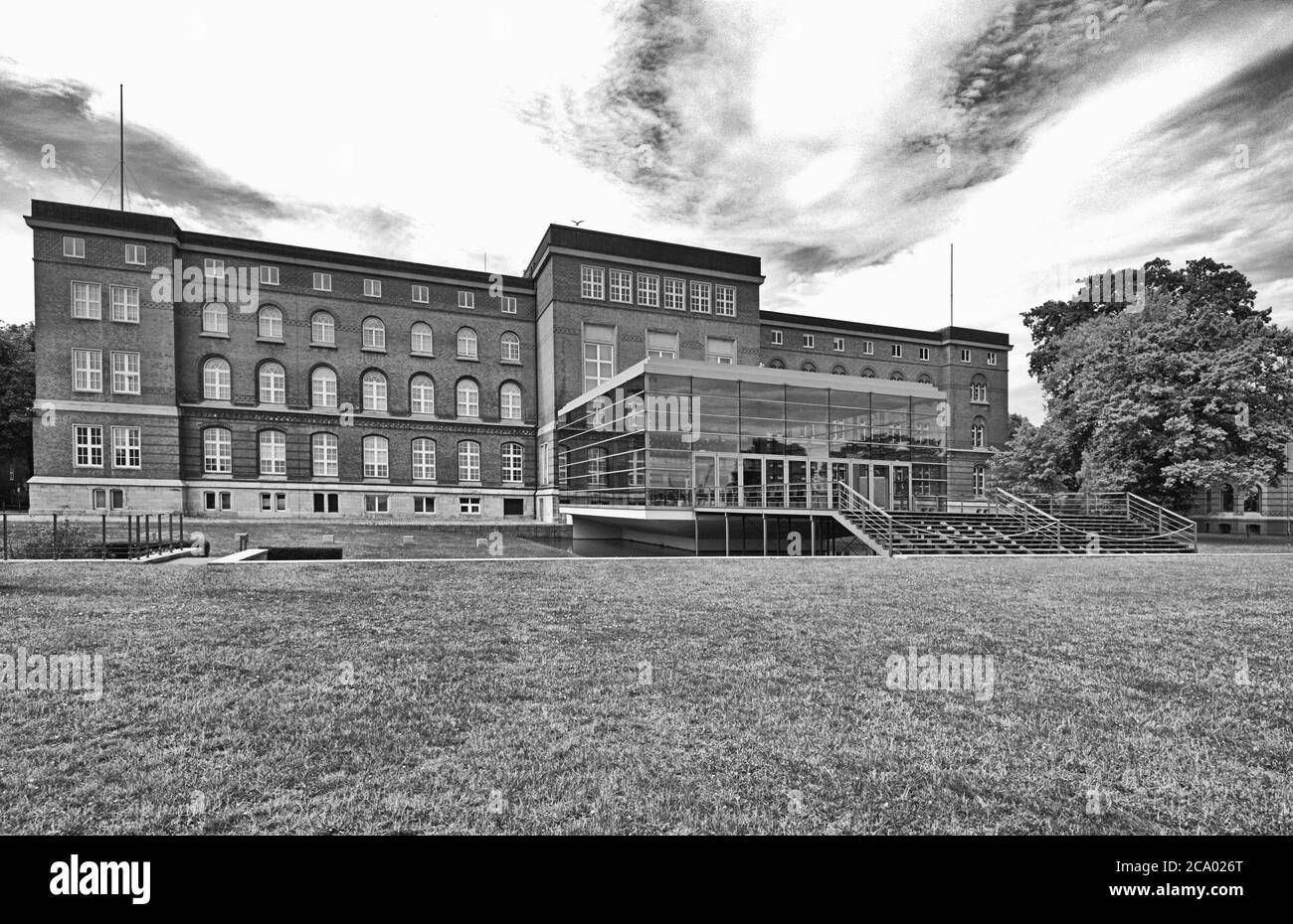 01.08.2020, Kiel, landtag des Landes Schleswig-Holstein am Dusternbrooker Weg 70 24105 Kiel von hinten mit dem Plenarsaal. Das Gebäude wurde 1888 als Marineakademie der Kaiserlichen Marine erbaut und ist seit dem 3. Mai 1950 Sitz des Schleswig-Holsteinischen Landtags. Der heutige Plenarsaal wurde im April 2003 fertiggestellt und basiert auf einem Entwurf der Architekten Anja Bruning und Wolfgang-Michael Pax. Weltweite Nutzung Stockfoto