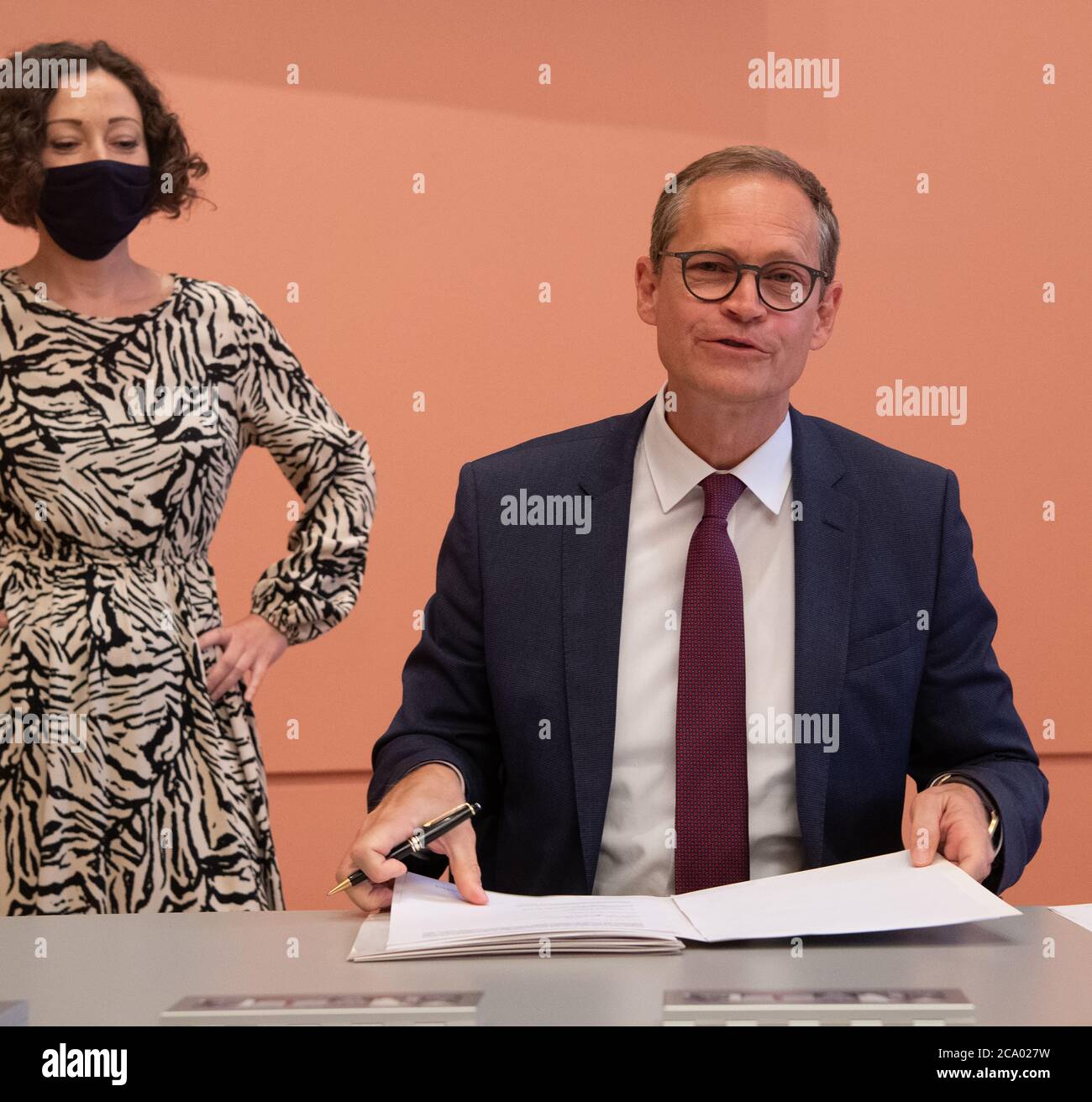 Berlin, Deutschland. August 2020. Der regierende Bürgermeister Michael Müller (SPD) unterzeichnet neben Wirtschaftssenator Ramona Pop (l, Bündnis 90/die Grünen) im Roten Rathaus einen Vertrag. Dazu gehört die vorübergehende Rettung der Karstädter Filialen in der Müllerstraße in Wedding, des Tempelhofer Damms in Tempelhof und der Wilmersdorfer Straße in Charlottenburg. Quelle: Paul Zinken/dpa-Zentralbild/dpa/Alamy Live News Stockfoto