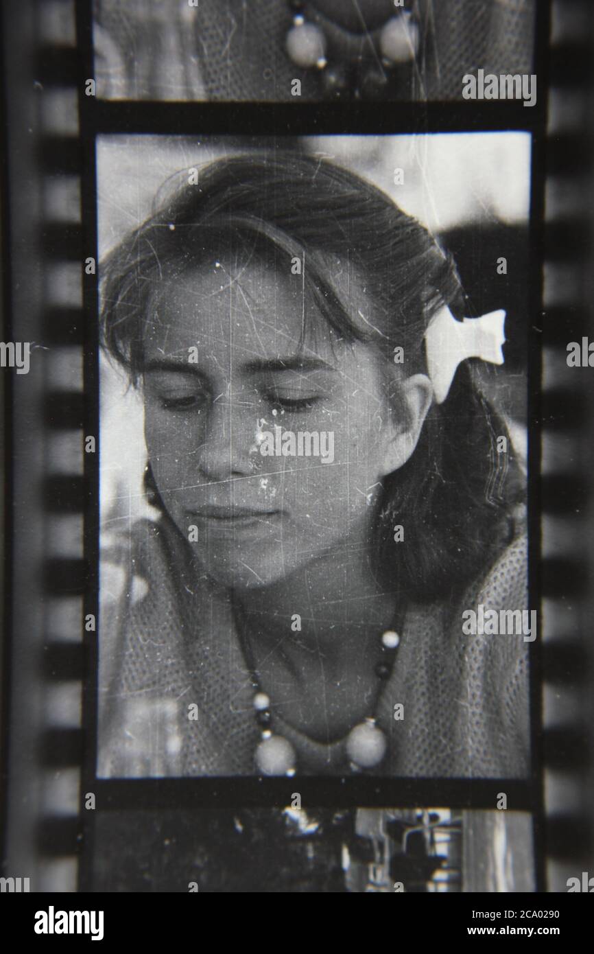 Feine 70er Jahre Vintage Kontakt Print schwarz-weiß Lifestyle-Fotografie einer jungen Frau. Stockfoto