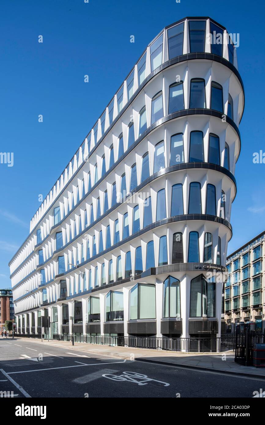 Schräge Ansicht vom östlichen Ende mit Blick auf die Höhe der Queen Victoria Street. 30 Cannon Street, City of London, Großbritannien. Architekt: Whinney, Sohn Stockfoto