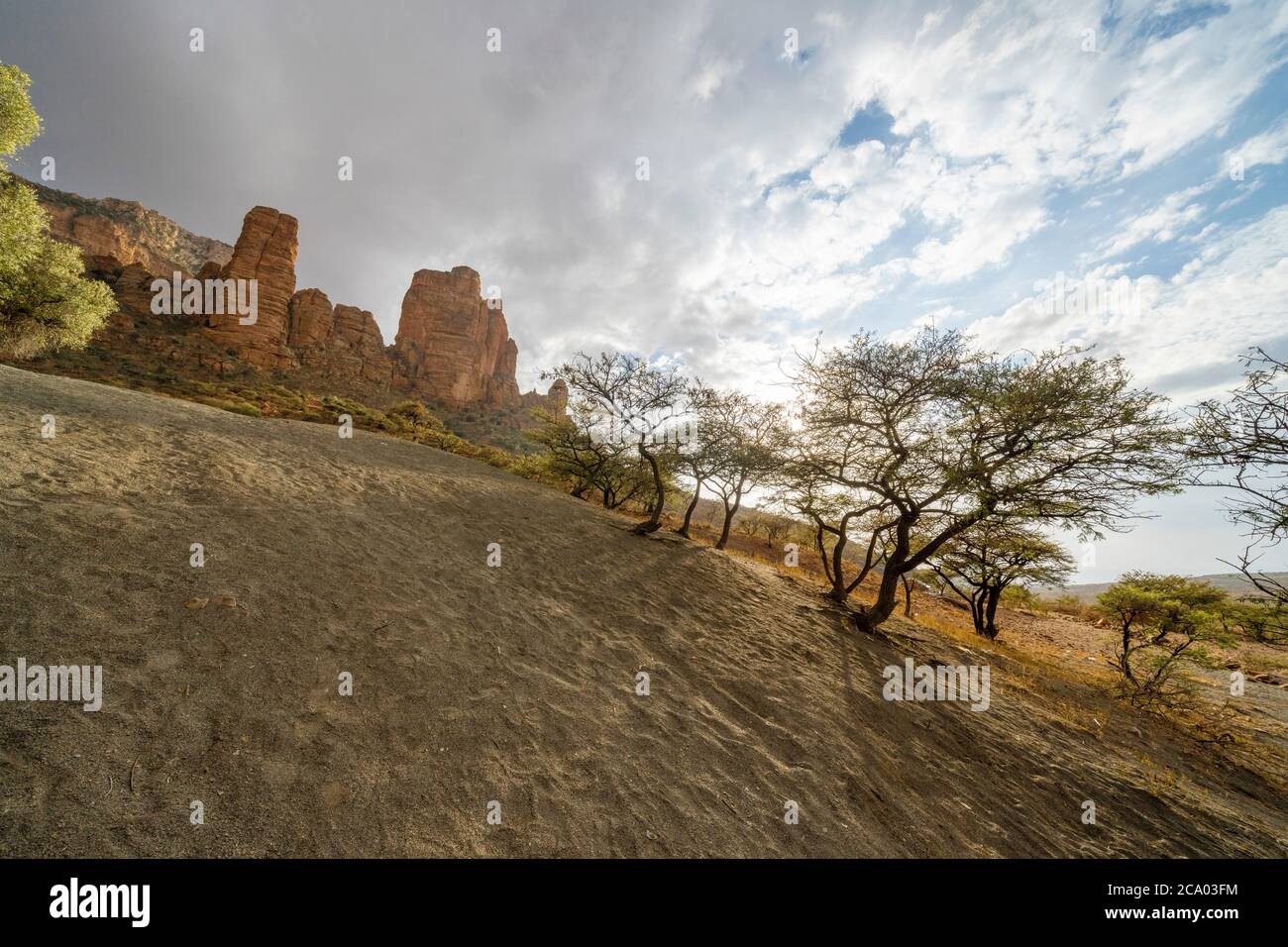 Steile Böschung entlang Weg zu Abuna Yemata Guh Kirche, Gheralta Berge, Tigray Region, Äthiopien, Afrika Stockfoto