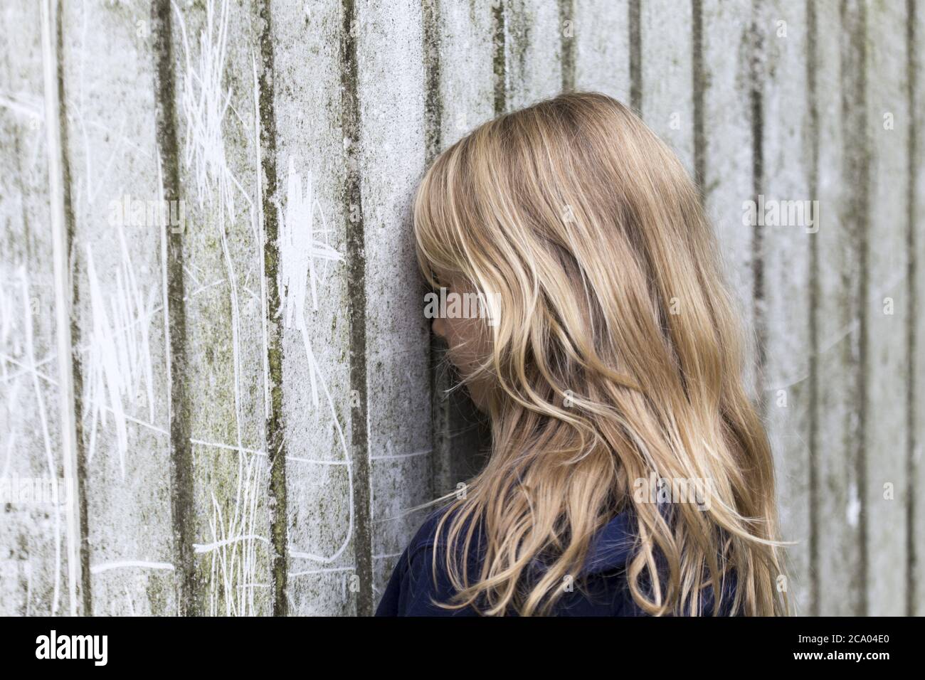 Mädchen (10) schaut weg, traurig, Kiel, Schleswig-Holstein, Deutschland Stockfoto