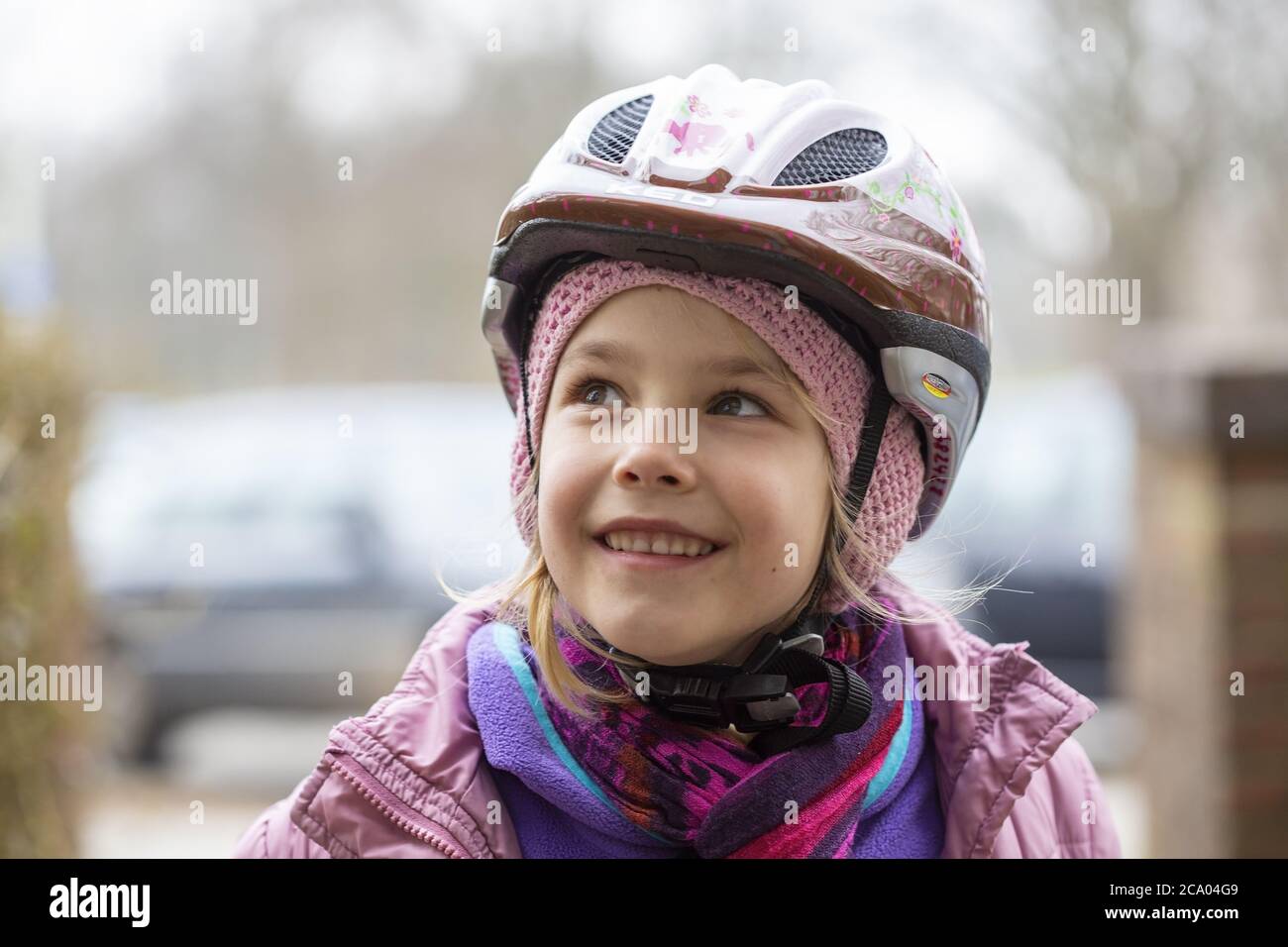 Mädchen (8) mit Fahrradhelm, Kiel, Schleswig-Holstein, Deutschland Stockfoto
