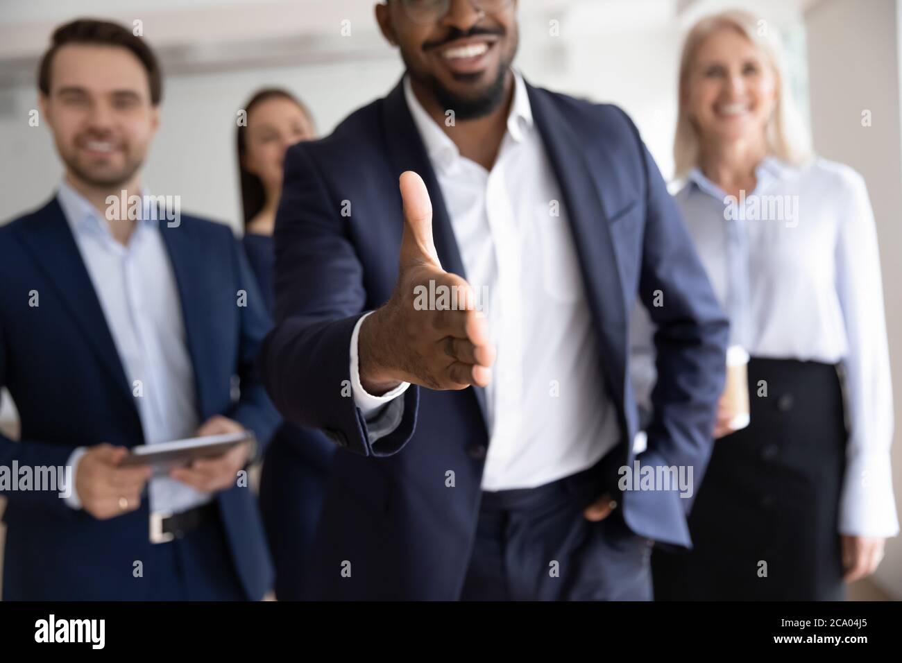 Afrikanischer Chef hält seine Hand für Handschlag Begrüßung Kunde Stockfoto