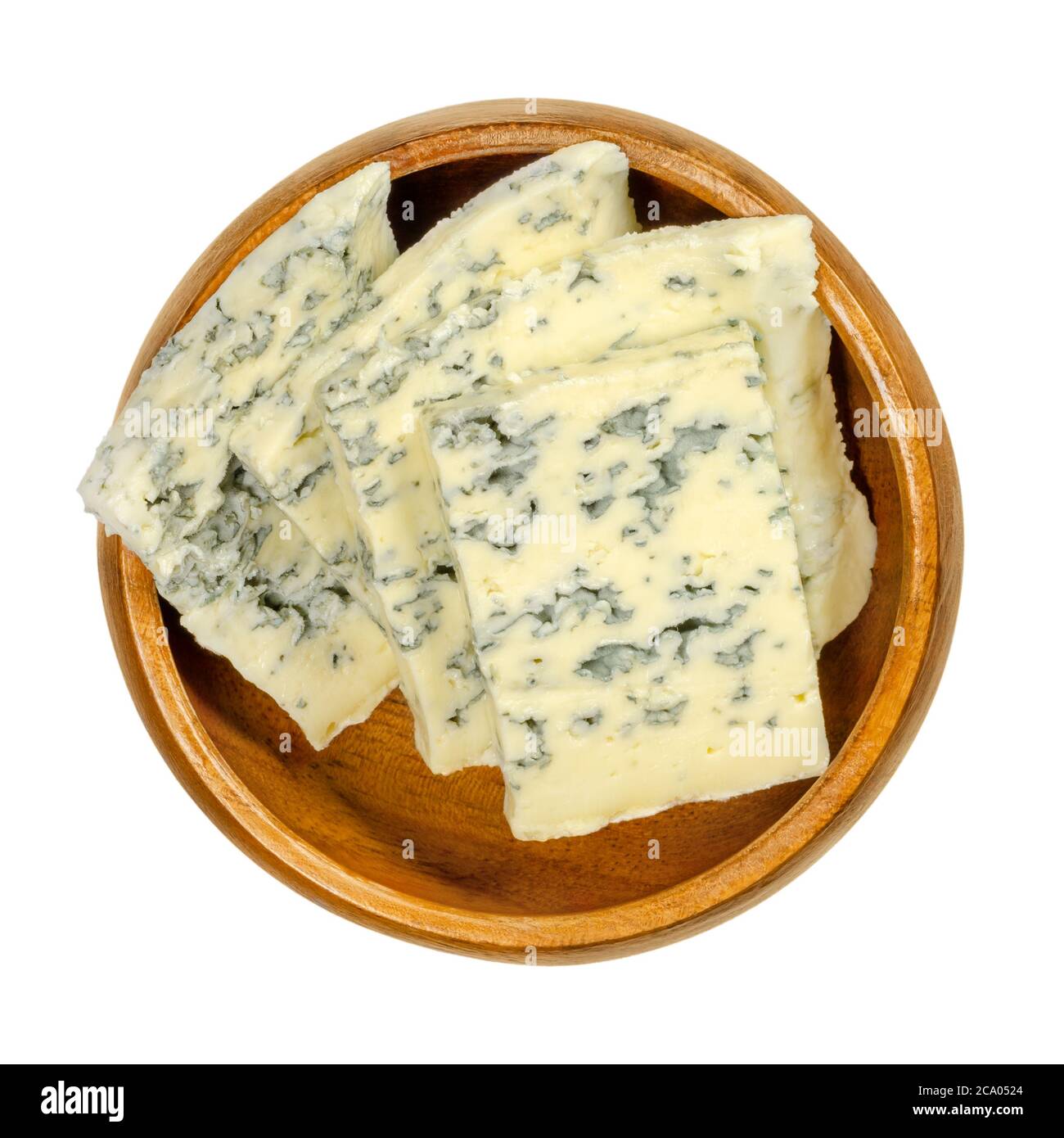 Blaue Käsescheiben in Holzschüssel. Bleu Käse mit Kulturen von Schimmel Penicillium gemacht, gibt es Flecken oder Adern, die in der Farbe variieren können. Stockfoto