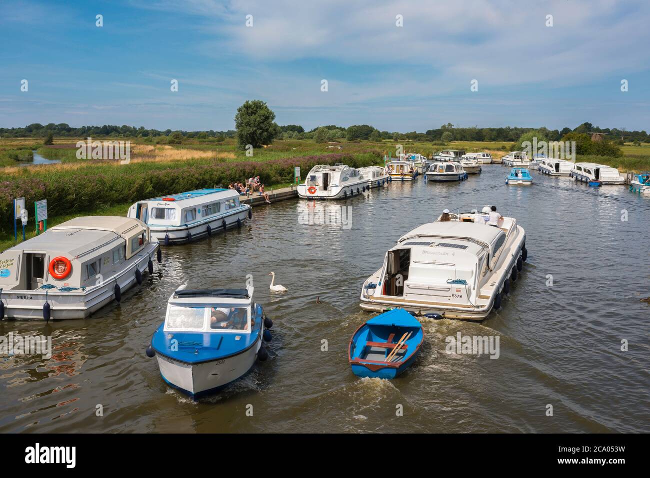 Norfolk UK, Blick im Sommer auf Boote segeln auf der Wasserstraße in der Nähe Ludham Bridge im Herzen der Norfolk Broads, East Anglia, England, Großbritannien. Stockfoto
